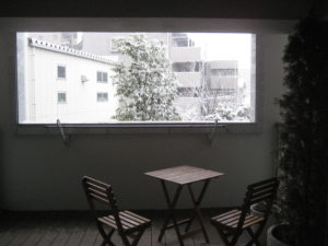 マンションのモデルルームのように、バルコニーをカフェテラスにできるか？！